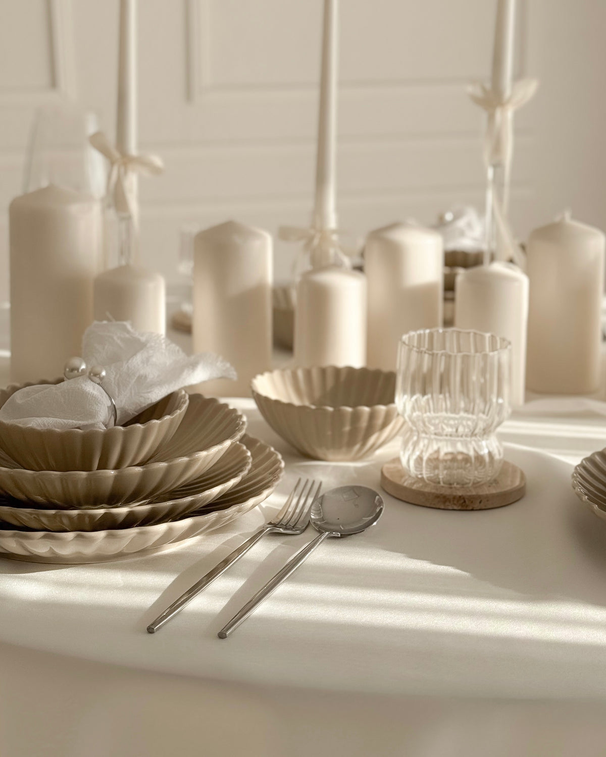 Lotus Beige Flower Teller-Set