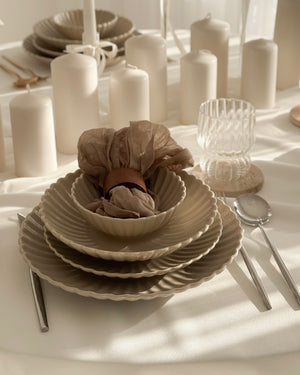 Lotus Beige Flower Teller-Set